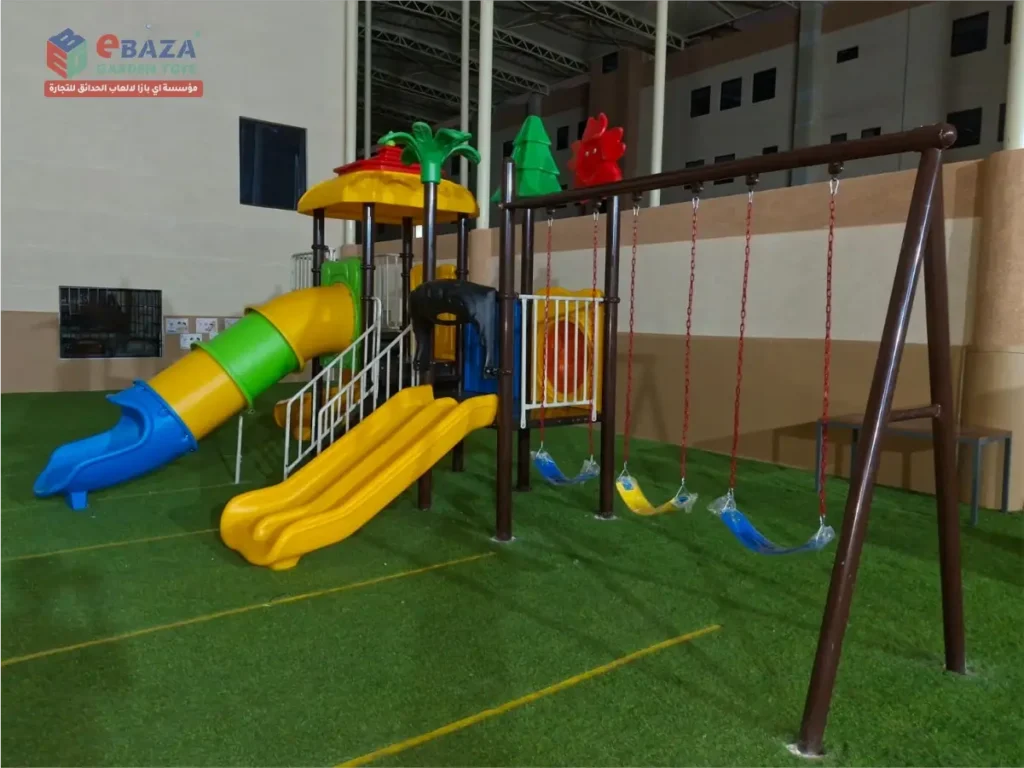 تركيب ألعاب خارجية لمدرسة في طويق الرياض مع زحليقة أنبوب وزحليقة مزدوجة ومراجيح وعشب صناعي.