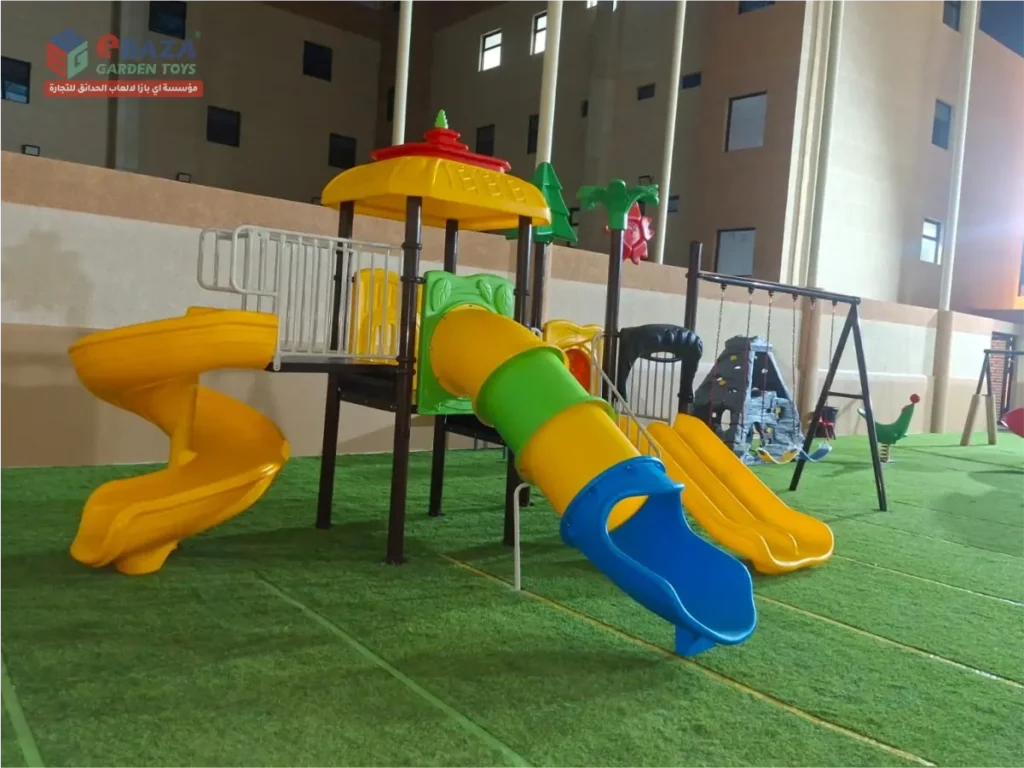 ألعاب مدرسة في طويق الرياض مع زحليقة حلزونية وزحليقة أنبوب وزحليقة مستقيمة ومراجيح.