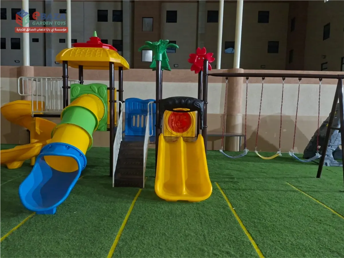 ألعاب خارجية لمدرسة في طويق الرياض مع زحليقة أنبوب وزحليقة مزدوجة ودرج ومجموعة مراجيح.